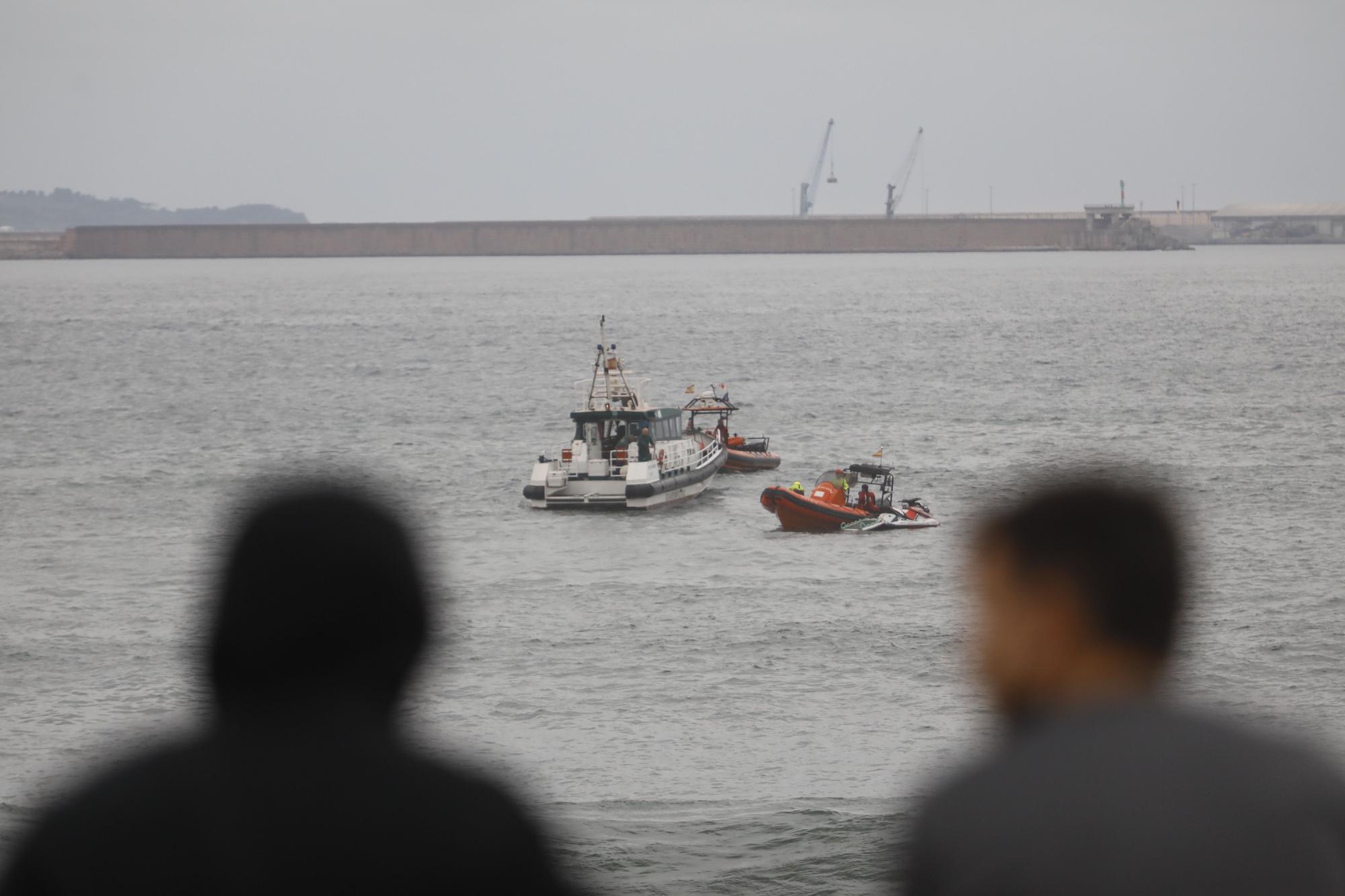 Una persona fallecida y un herido tras volcar su lancha enfrente de la costa de Gijón