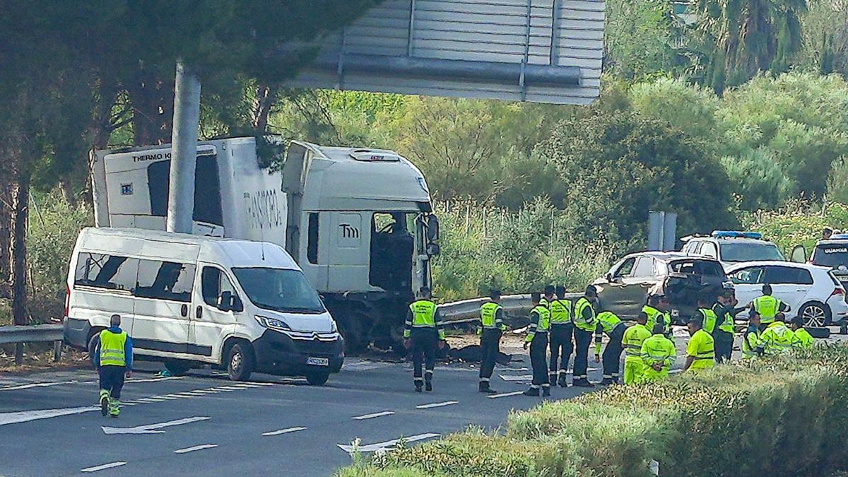 Imágenes del accidente producido hoy en Los Palacios Villafranca, a 19 de marzo de 2023, en Sevilla, Andalucía (España). Seis fallecidos, dos de ellos guardias civiles, al arrollar un camión un control en la AP-4 en Los Palacios (Sevilla)