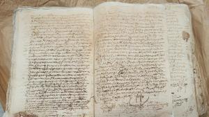 Imagen del protocolo notarial de Luis de Porras de 1593 del que ha desaparecido el folio correspondiente a la hoja que se subasta