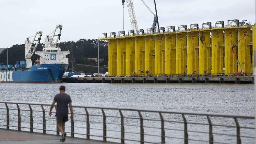 Piezas construidas por Daniel Alonso dispuestas para ser embarcadas en el puerto de Avilés.