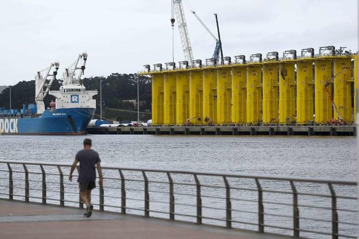 Piezas construidas por Daniel Alonso dispuestas para ser embarcadas en el puerto de Avilés.