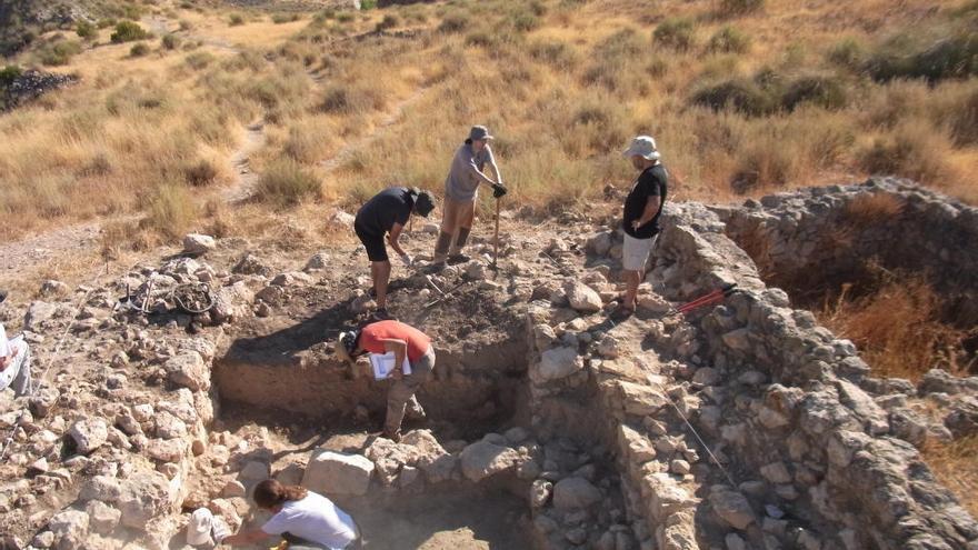 Alumnos y profesores trabajan en las tareas de excavación del yacimiento, que se alargarán hasta el próximo 3 de septiembre.