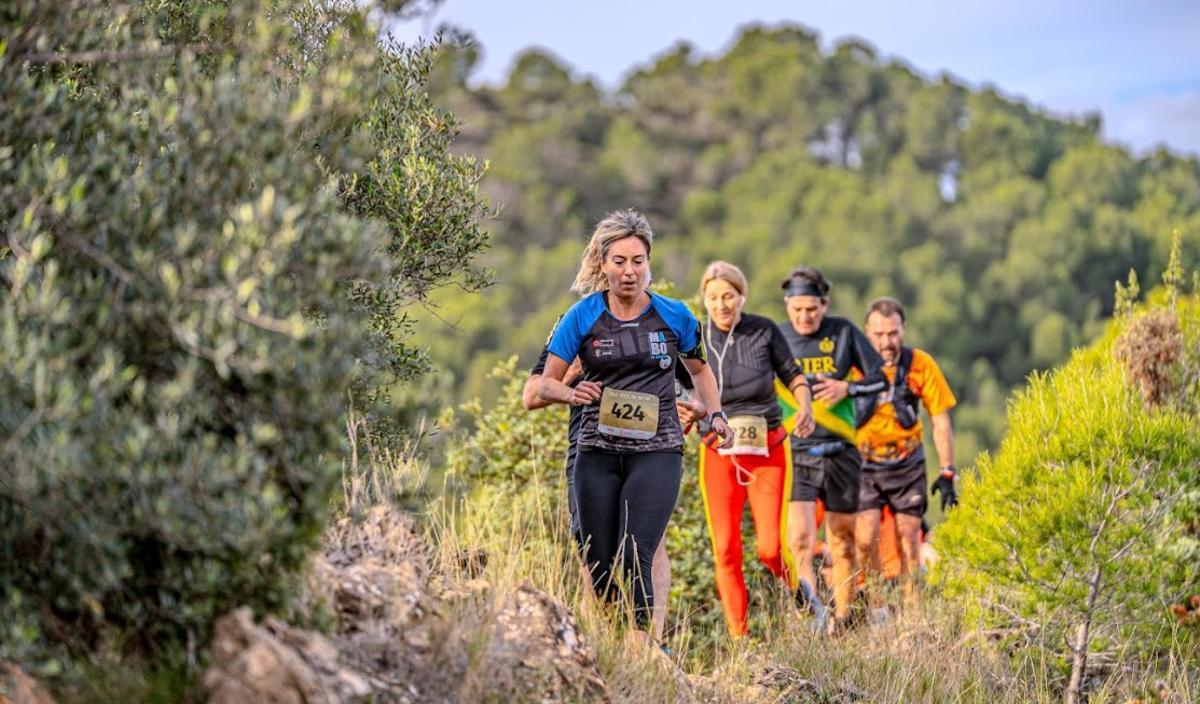 Participantes en un tramo de montaña de la Trail Pics de Betxí.
