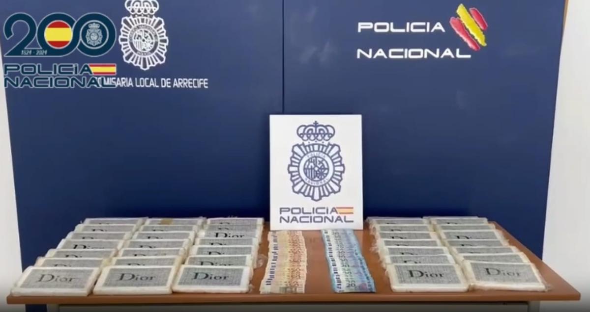 Droga y dinero intervenido por la Policía Nacional en una autocaravana en el aparcamiento de un colegio en Costa Teguise, en Lanzarote