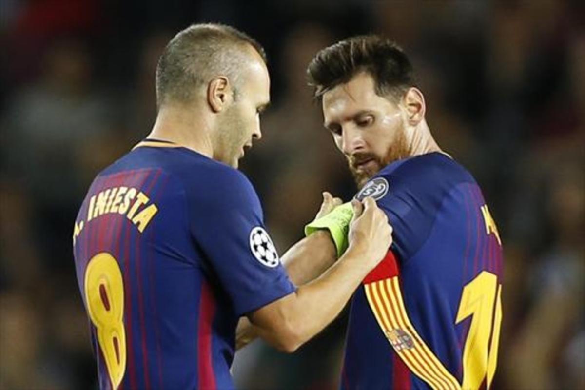 Iniesta posa el braçal de capità a Messi.