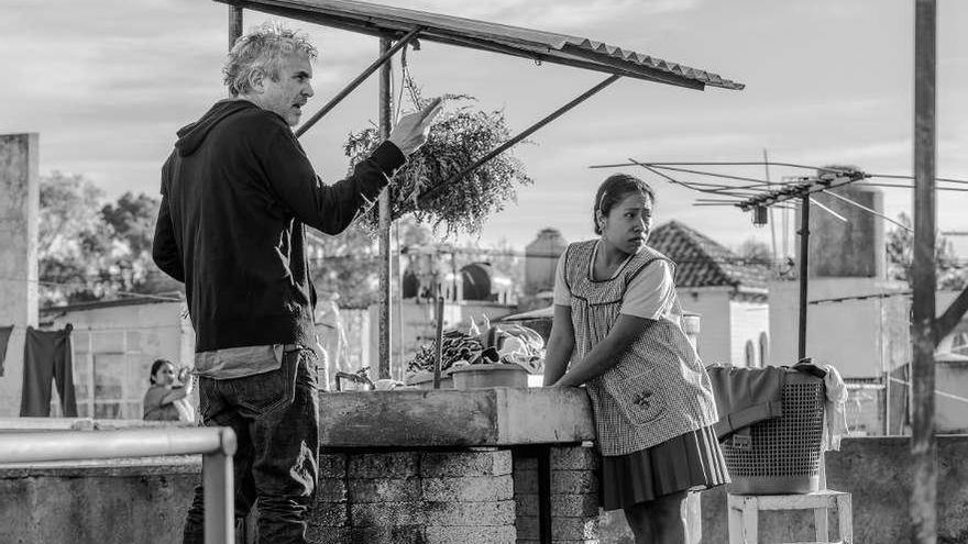 Alfonso Cuarón y una actriz de origen indígena, durante el rodaje de &quot;Roma&quot;. // Netflix
