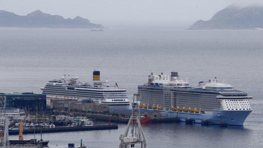 El &#039;Anthem of the seas&#039; y el &#039;Costa Pacífica&#039;, atracados en el muelle de transatlánticos. // Ricardo Grobas