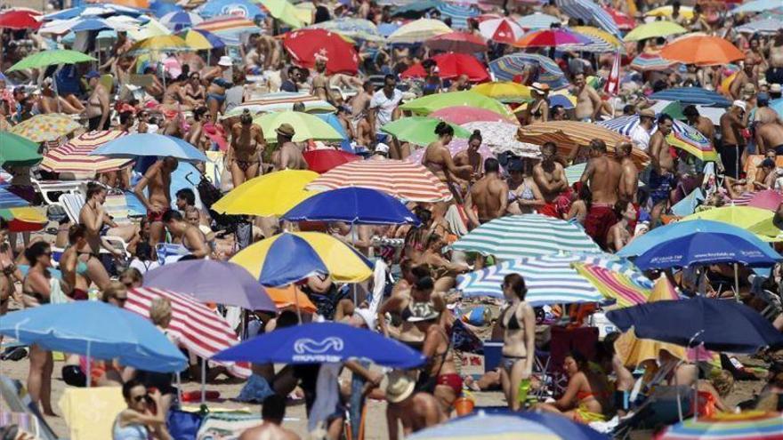 Los españoles reducen los días de vacaciones por la crisis