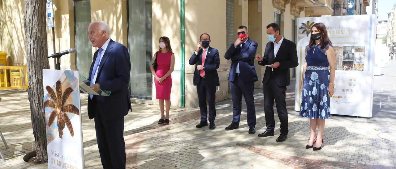 El presidente de las Cortes, Enric Morera, junto al alcalde, Carlos González, y el comisionado de la Unesco, Andrés Perelló, el día que se presentó en Elche la exposición sobre el Misteri. Delante de ellos, el presidente del Patronato, Paco Borja