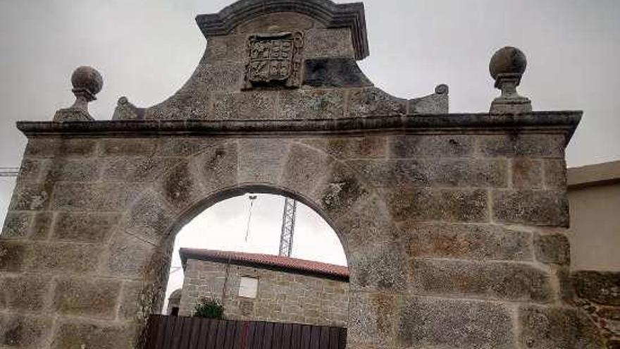 Portada de la casa rectoral con su escudo.  // FdV