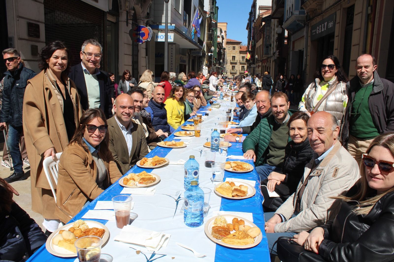 EN IMÁGENES: El ambiente en la Comida en la Calle de Avilés