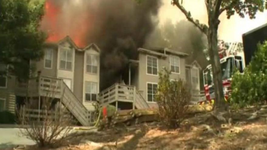 Angustioso rescate en un incendio de una casa en Atlanta