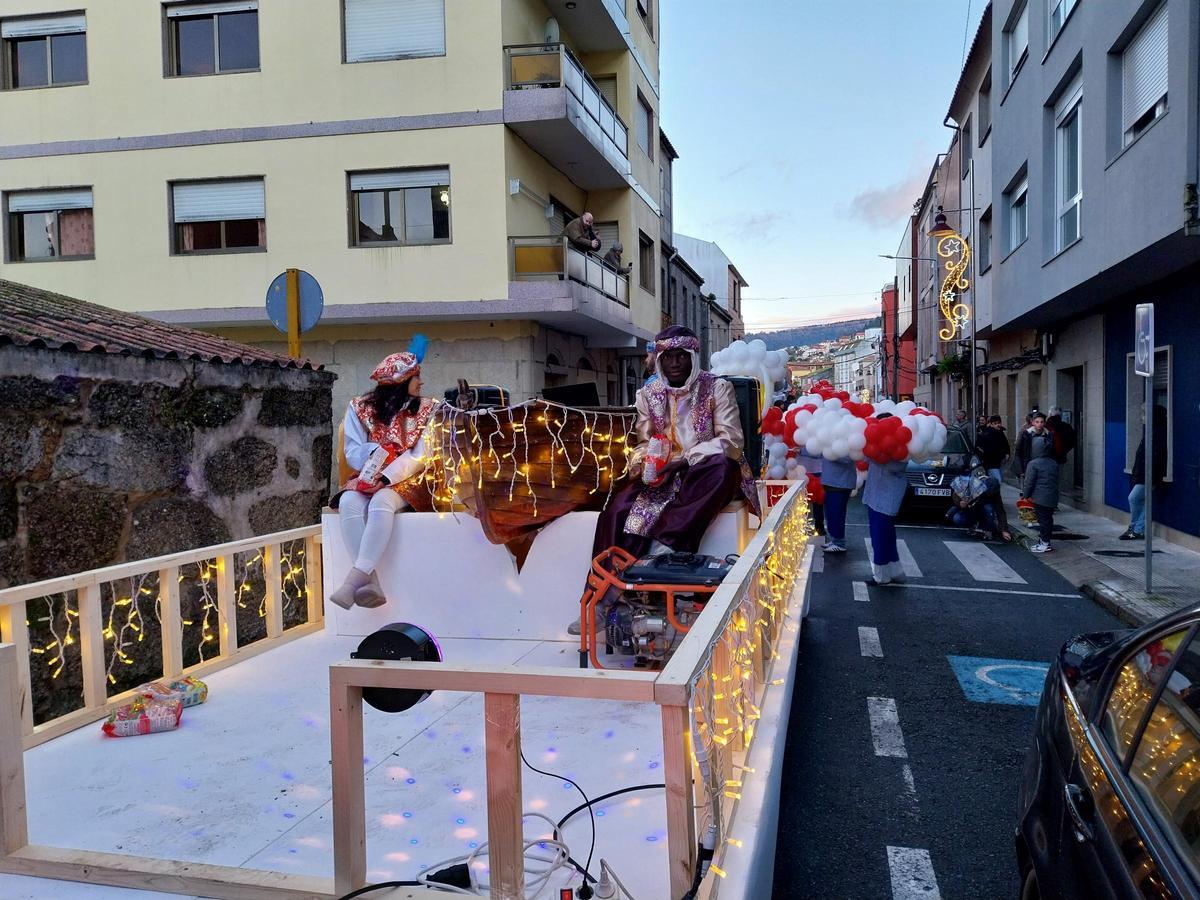 La cabalgata de los Reyes Magos por Bueu a bordo de barcos tradicionales