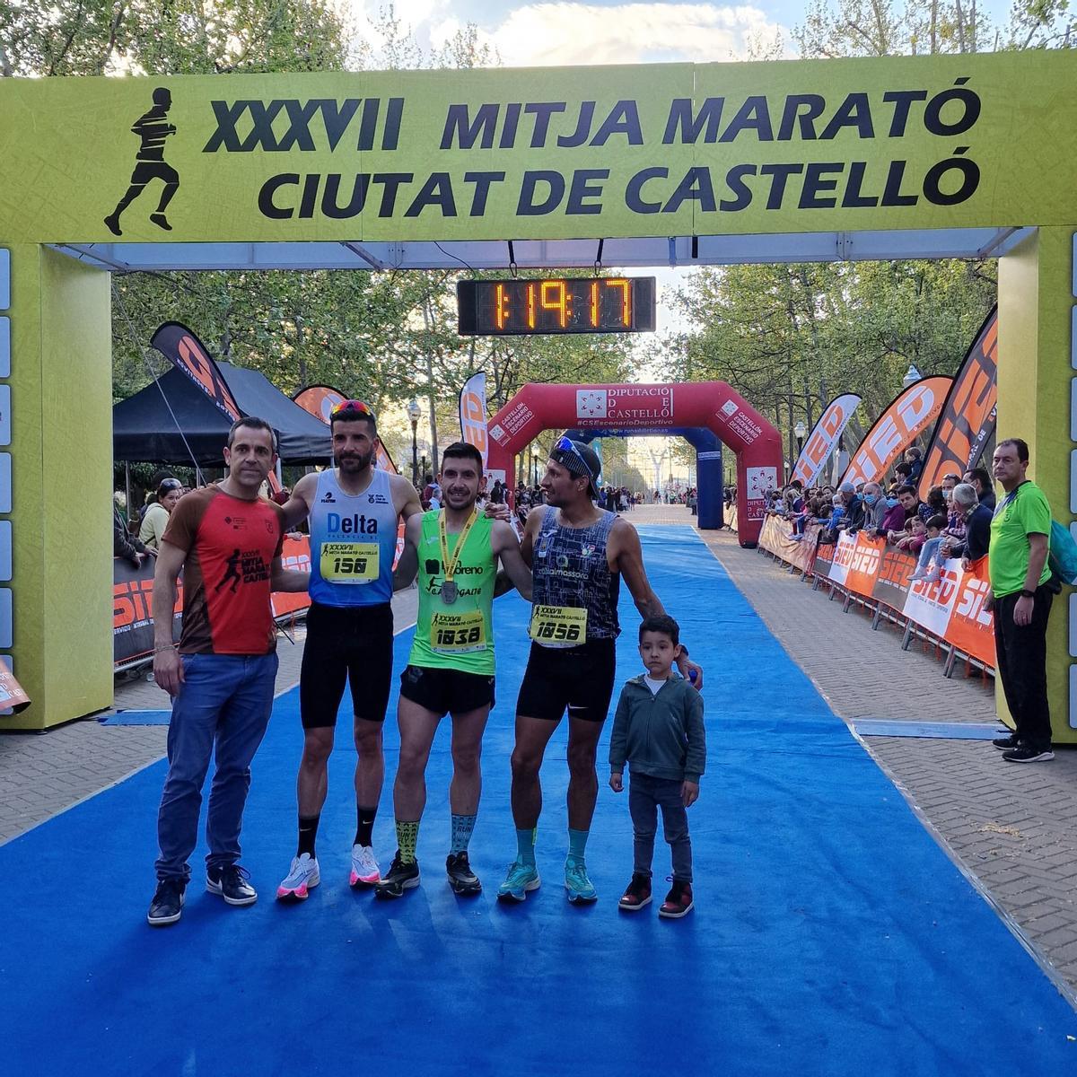 Los tres primeros clasificados de la XXXVII Mitja Marató de Castelló.