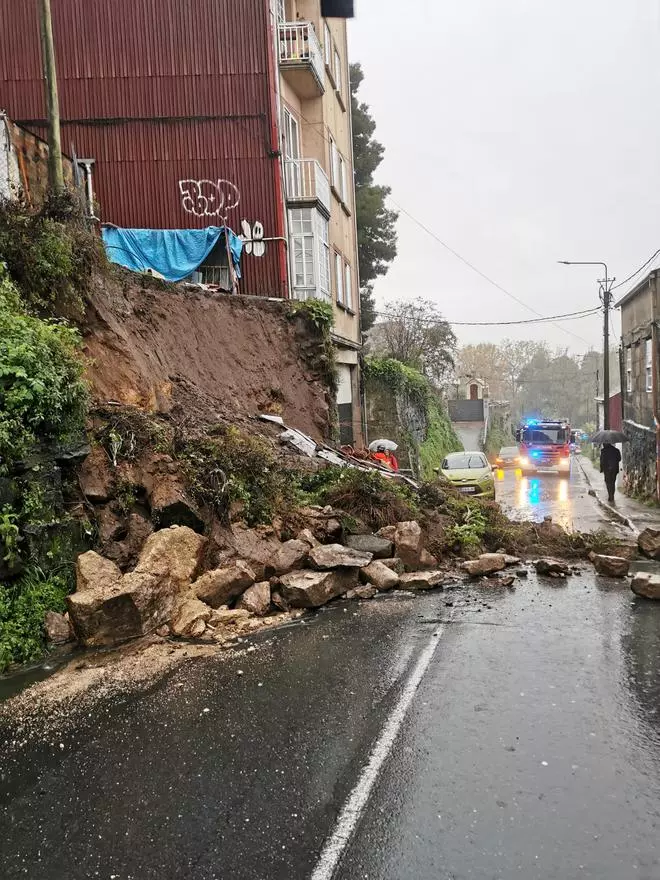 El desprendimiento de un muro obliga a cerrar una calle en Castrelos