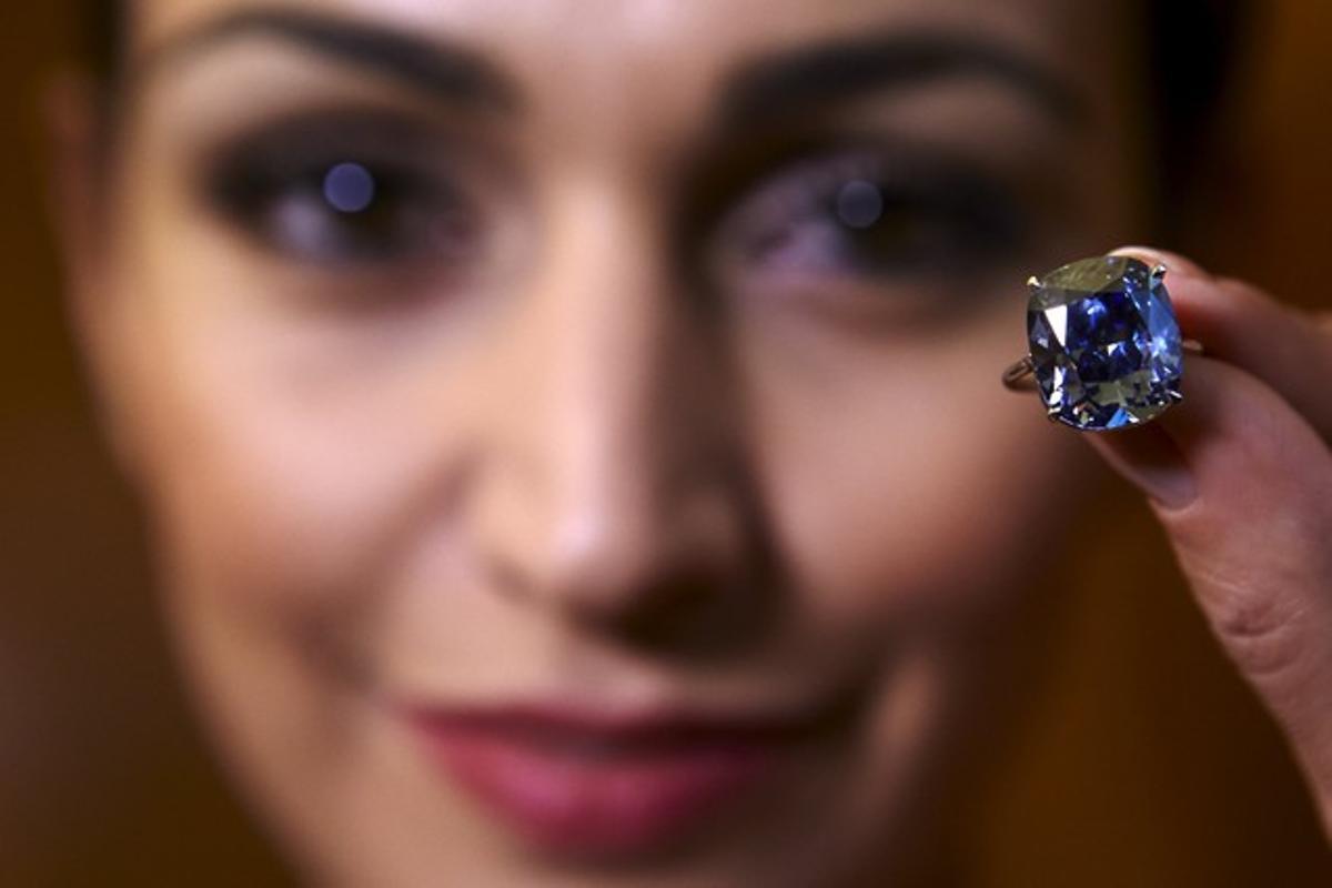 Una modelo posa con el diamante ’Blue Moon’, ahora ’Blue Moon Josephine’, en la casa de subastas Sotheby’s, en Ginebra. Una modelo posa con el diamante ’Blue Moon’, ahora ’Blue Moon Josephine’, en la casa de subastas Sotheby’s, en Ginebra.