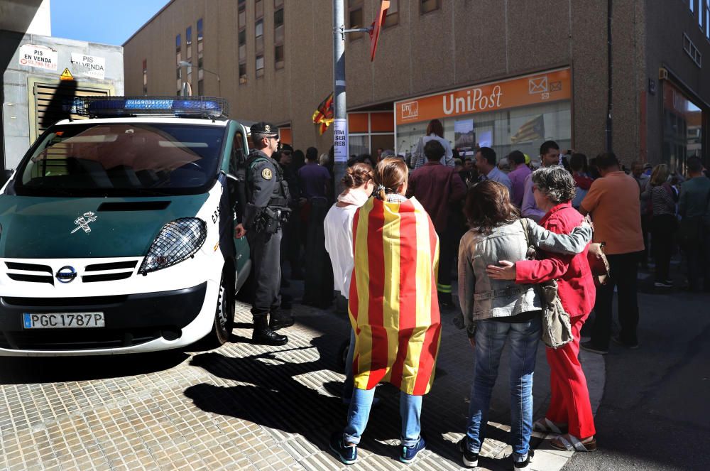 Resistència pacífica davant d'Unipost a Terrassa