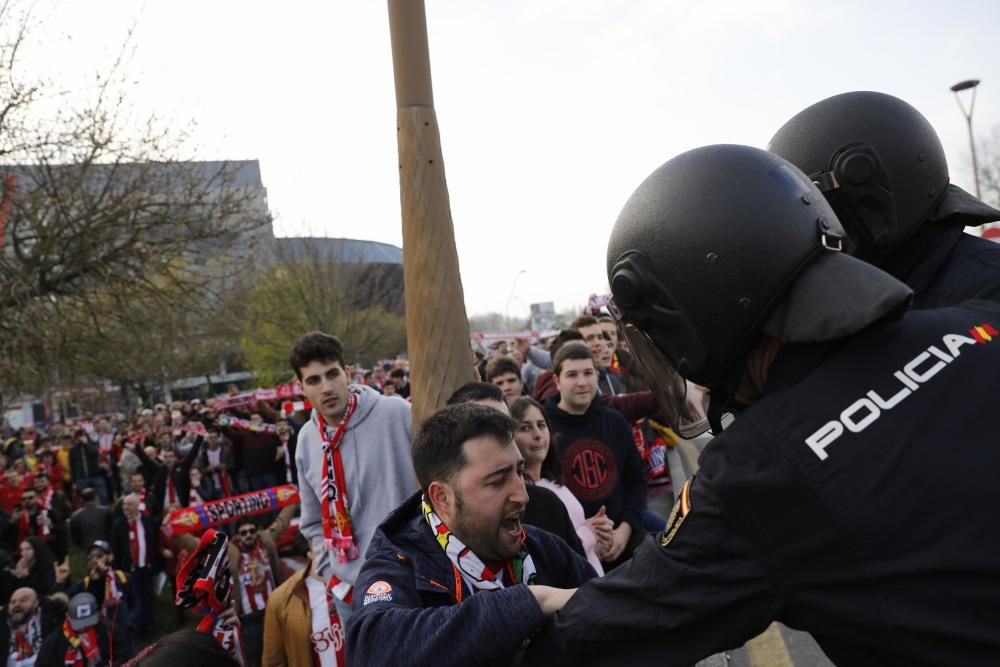 Derbi asturiano: Llegada de aficionados y los autobuses de los equipos a El Molinón