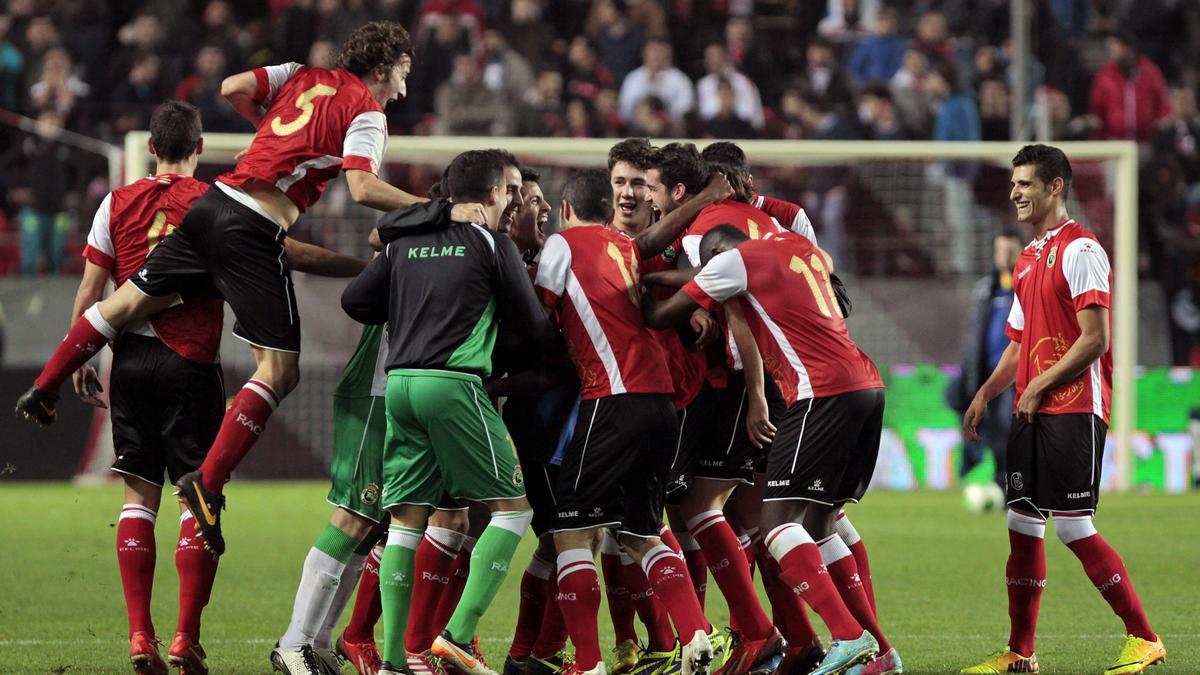 El Racing celebra su pase de ronda en Copa del Rey, en el Sánchez Pizjuán. Ayuina (dorsal 11) y Nieto, a la derecha, en el grupo.