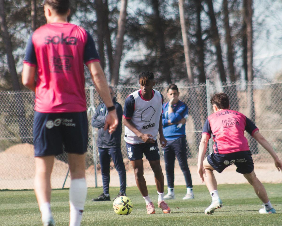 Efe Aghama, con el balón en un entrenamiento en la Base Aragonesa.