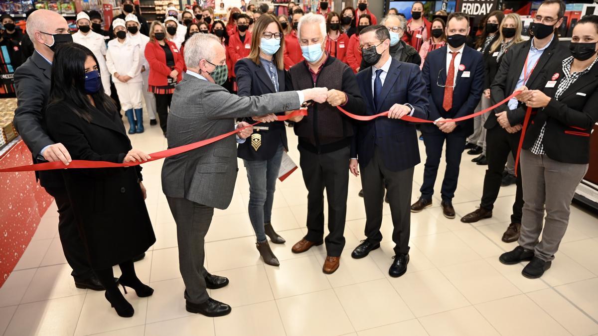 El alcalde de Poio, Luciano Sobral, procede a cortar la cinta de inauguración acompañado por Joaquín González, director de Vegalsa-Eroski.