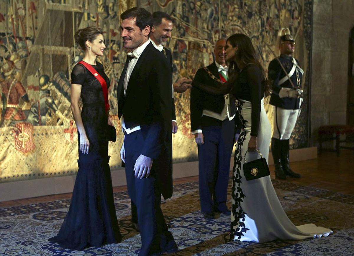 Sara Carbonero e Íker Casillas saludan a doña Letizia Ortiz y a don Felipe