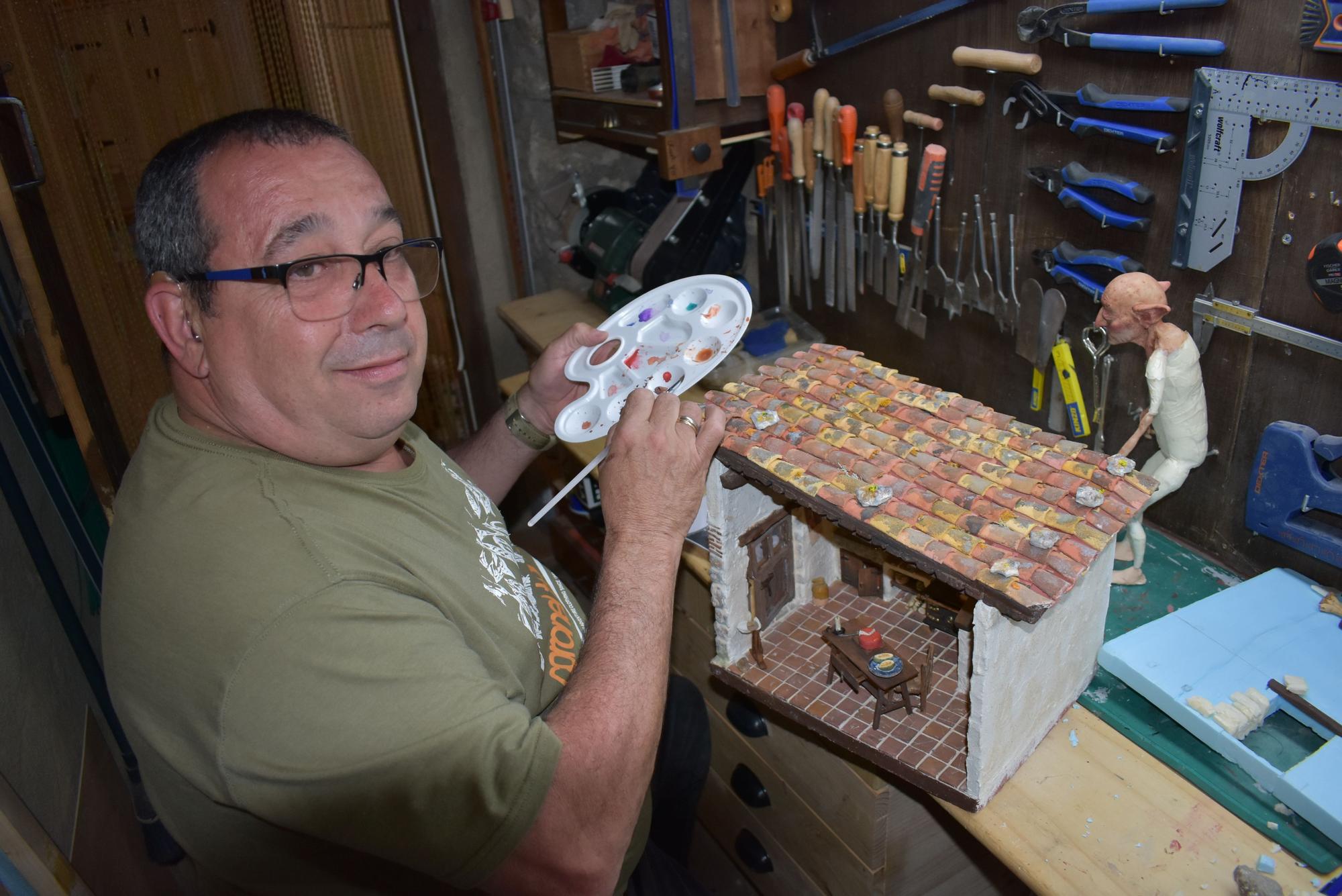 El vecino de Villores que recrea las casas de su pueblo en miniatura