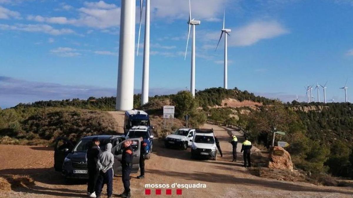 Els Mossos identificant alguns dels assistents a la festa il·legal.