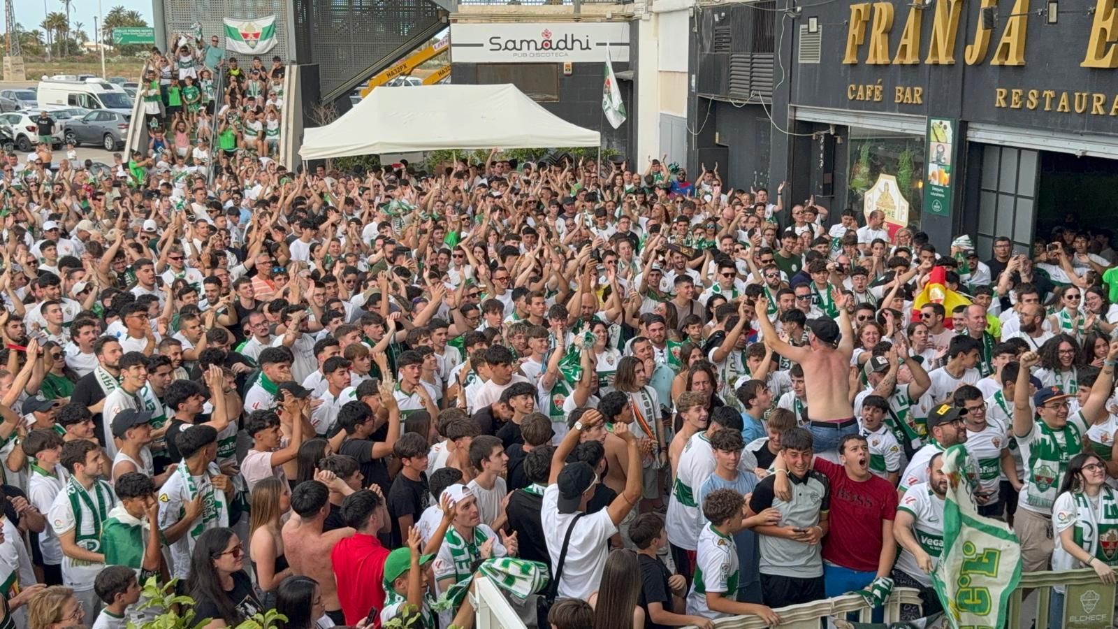 El Martínez Valero se llena de aficionados para animar al Elche CF desde la casa franjiverde