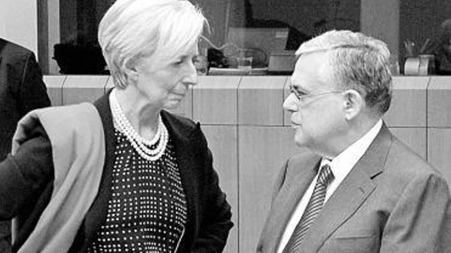 La directora del FMI, Christine Lagarde, y el «premier» griego, Lucas Papademos.