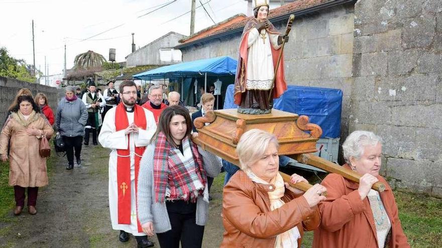 La imagen del santo fue portada por cuatro mujeres en la procesión. // G.S.