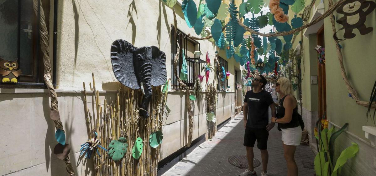 Instalación de las decoraciones en distintos puntos de El Raval. | INFORMACIÓN