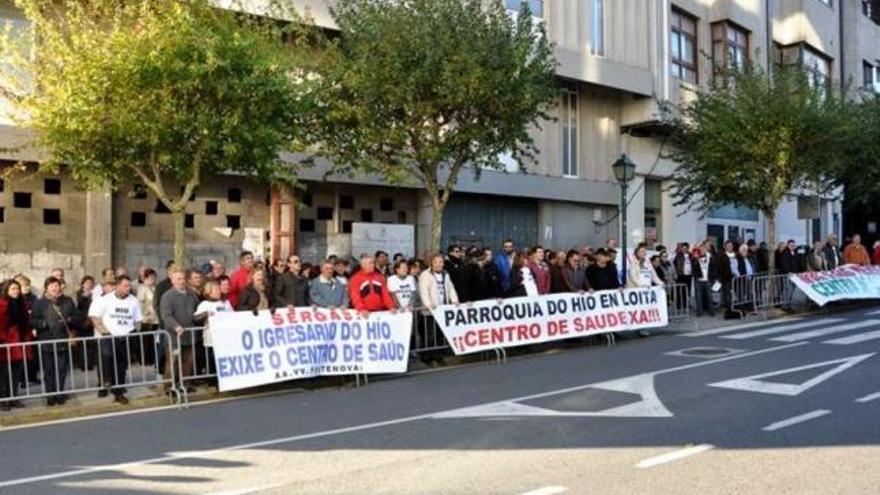 Los vecinos de O Hío que se concentraron el lunes ante el Parlamento gallego.