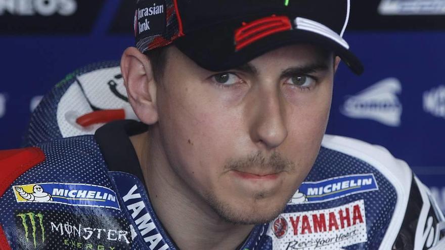 Jorge Lorenzo, en el box del equipo durante un descanso.