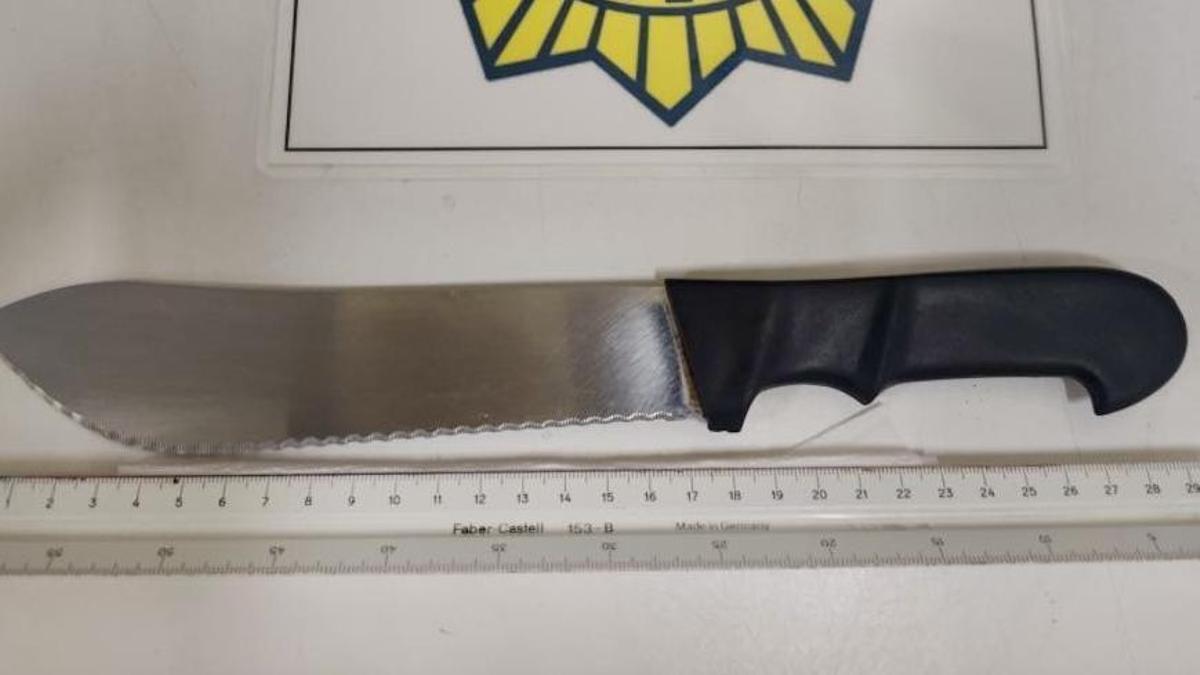 El cuchillo empleado para destrozar coches que requisaron los agentes.