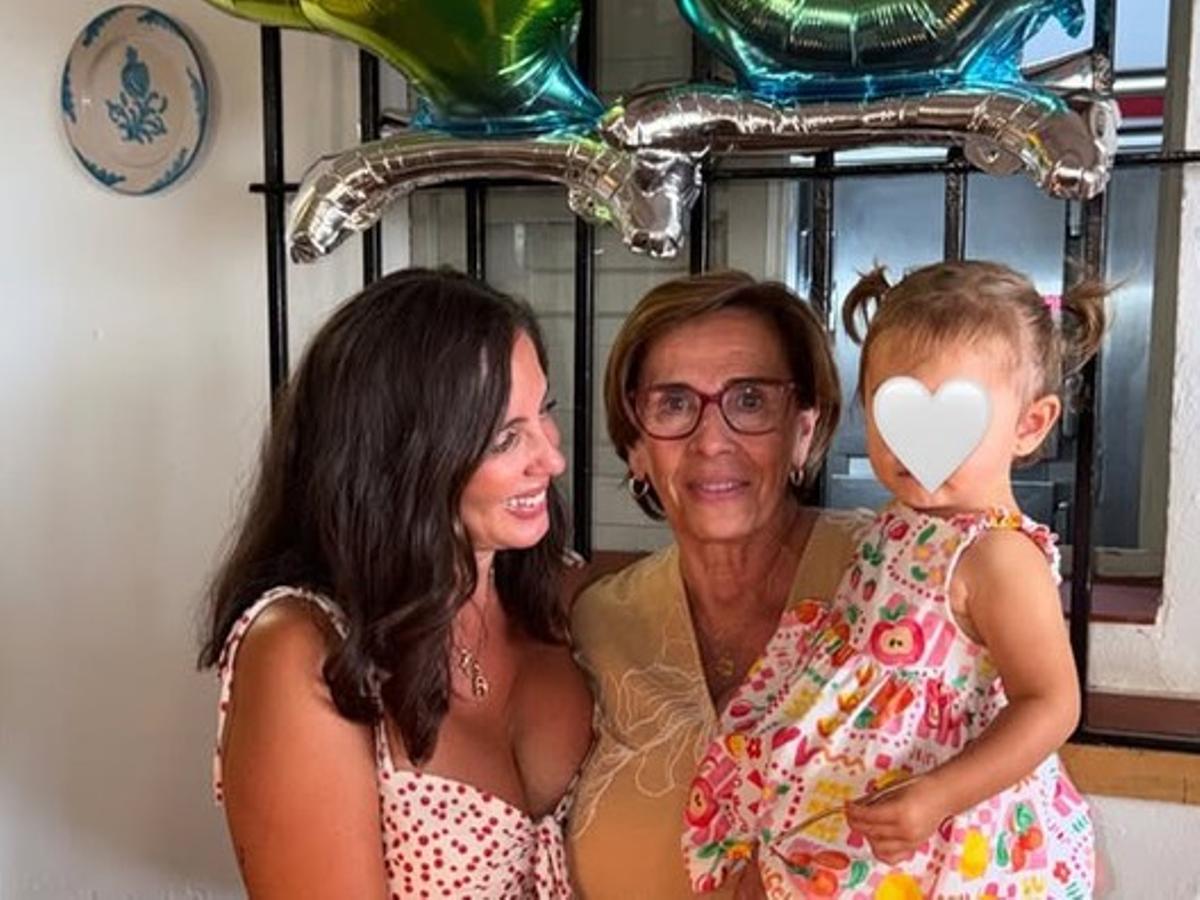 Anabel Pantoja, con su madre Merchi y su hija Alma, en la celebración de su 40 cumpleaños