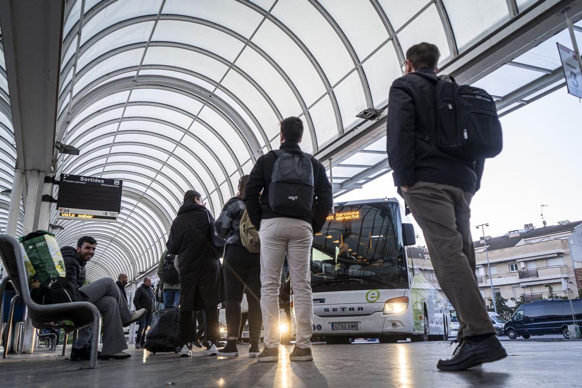Usuaris fent cua per pujar al bus de directe a Barcelona des de Manresa operat per Monbus Usuaris fent cua per pujar al bus de directe a Barcelona des de Manresa operat per Monbus