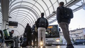 Usuaris fent cua per pujar al bus de directe a Barcelona des de Manresa operat per Monbus