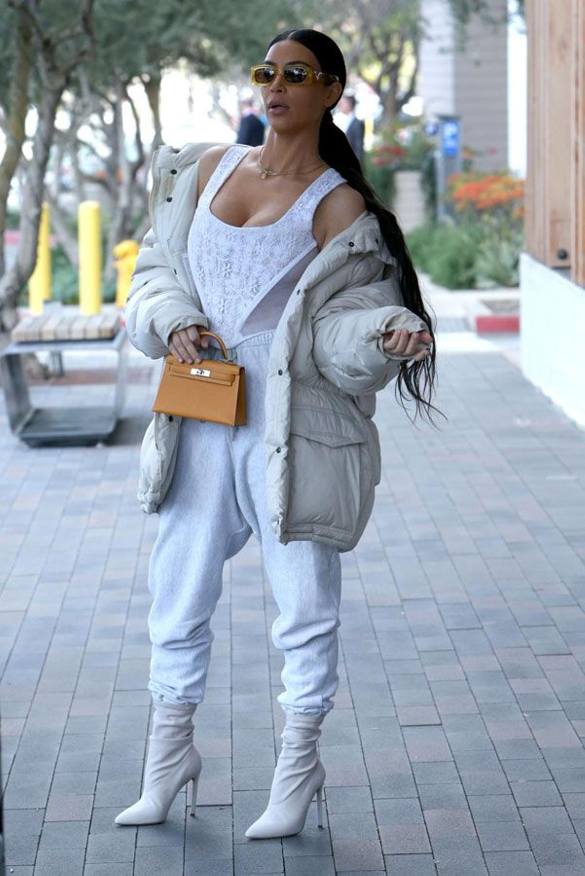 Kim Kardashian con pantalones anchos y botines