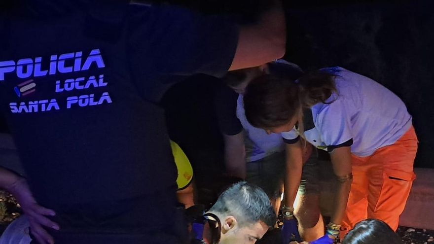 Cuatro policías locales salvan la vida a un hombre que sufrió un infarto en Santa Pola