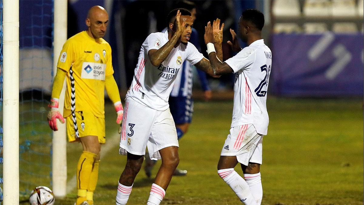 Militao celebra un gol con Vinicius