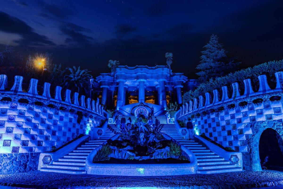 Aspecto del Park Güell iluminado de azul con motivo de la celebración de Barcelona Capital Mundial de la Aquitectura, este viernes por la noche.