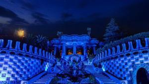 Aspecto del Park Güell iluminado de azul con motivo de la celebración de Barcelona Capital Mundial de la Aquitectura, este viernes por la noche.