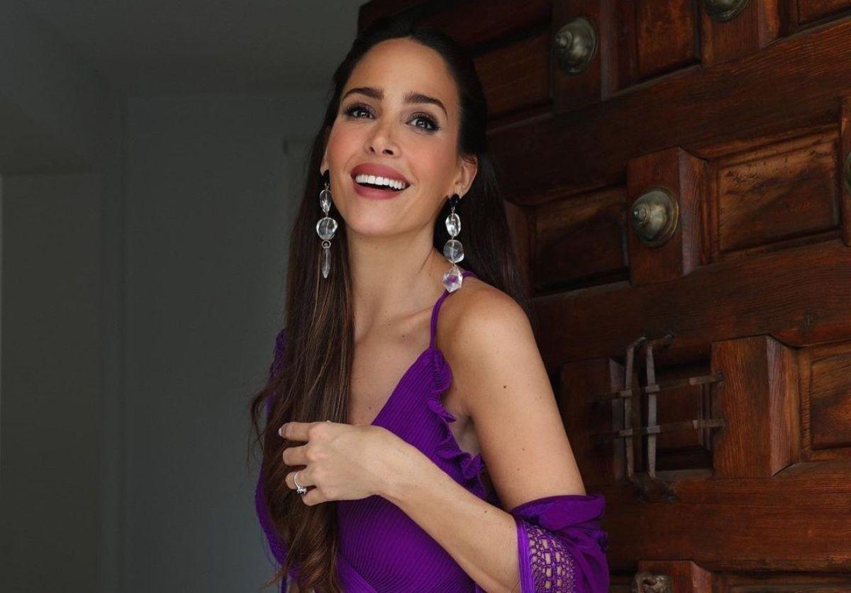 Rocío Osorno con un vestido morado de Zara