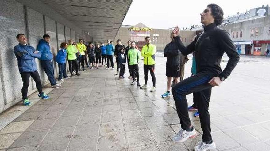 Andrés Díaz explica técnica de carrera a los asistentes. / 13fotos