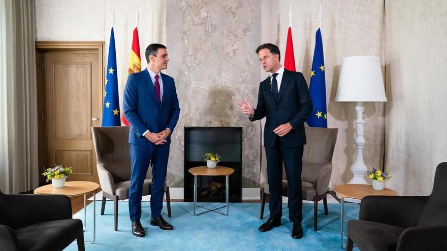 Pedro Sánchez i Mark Rutte, moments abans de la seva reunió