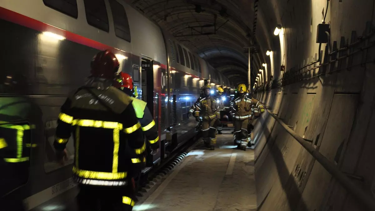 Més de 200 efectius d'emergències participen a un simulacre d'accident de tren al túnel del Pertús