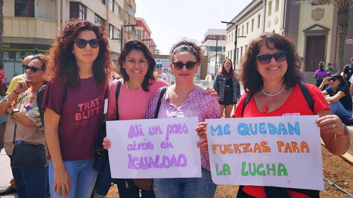 Ore Vera, primera por la derecha, en un acto feminista en la calle peatonal de Puerto del Rosario. | | LP/DLP