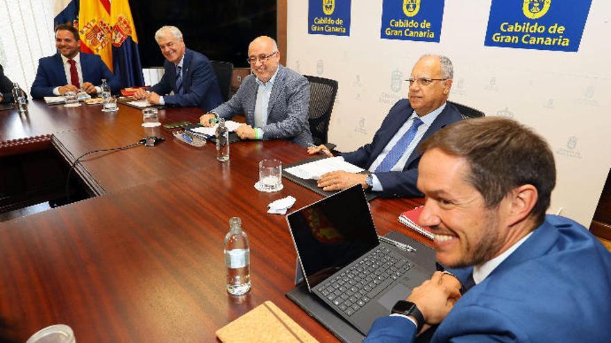 Jacobo Medina, Alpidio Armas, Antonio Morales, Casimiro Curbelo y Mariano Hernández Zapata, ayer en el Cabildo grancanario.