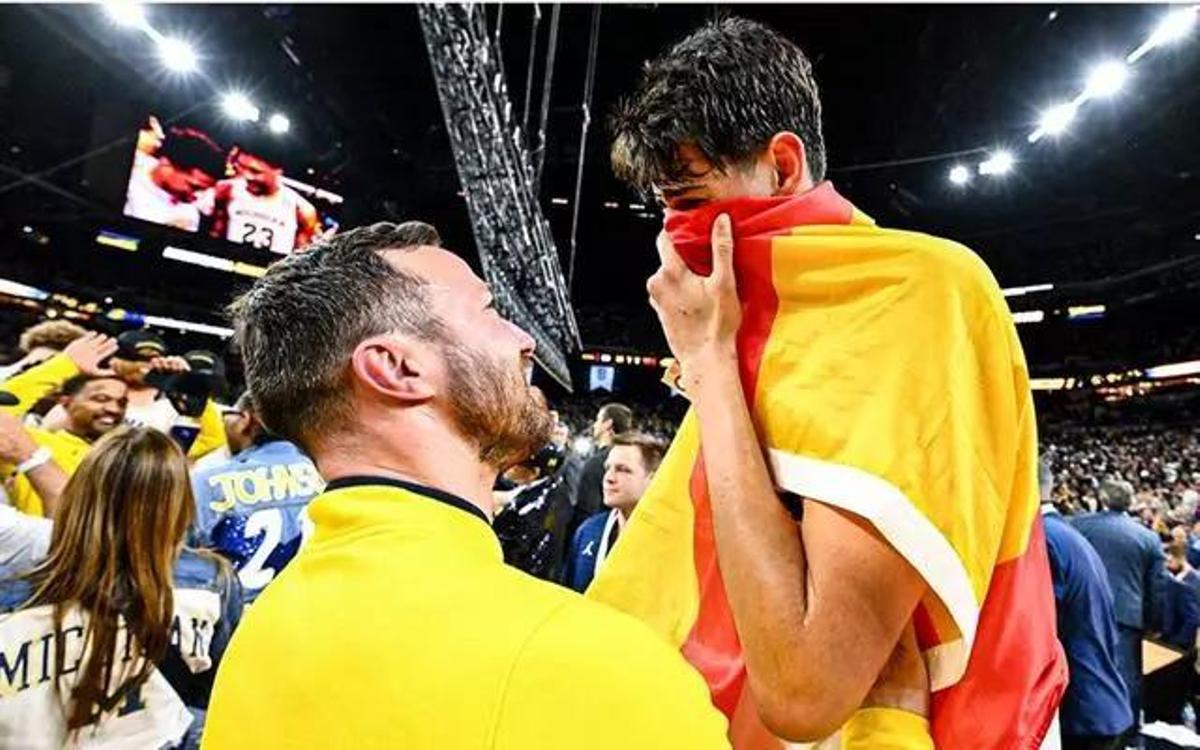 Aday Mara, emocionado, se seca las lágrimas con una bandera de España tras ganar la NCAA.